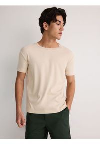 Reserved - T-shirt regular z wiskozą - beżowy. Kolor: beżowy. Materiał: wiskoza #1