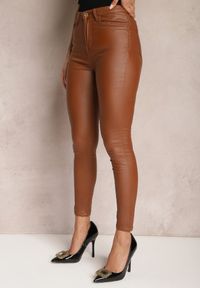 Renee - Jasnobrązowe Spodnie Skinny z Ekoskóry Zejomi. Stan: podwyższony. Kolor: brązowy. Materiał: skóra ekologiczna