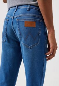 Wrangler - WRANGLER TEXAS SPODNIE JEANSOWE JEANSY DŻINSY RUSTIC 112361301. Okazja: na spotkanie biznesowe, na co dzień. Wzór: gładki. Styl: klasyczny, biznesowy, casual