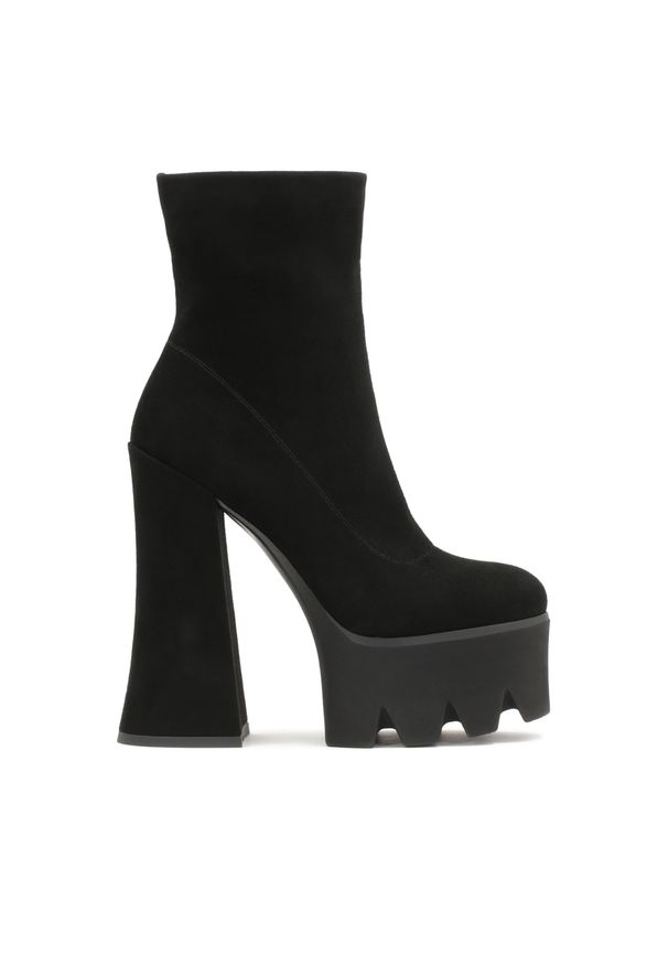 Kazar - Zamszowe czarne botki na wysokiej platformie z trepem. Kolor: czarny. Materiał: zamsz. Szerokość cholewki: normalna. Obcas: na platformie. Wysokość obcasa: średni