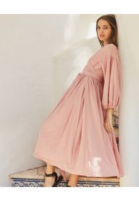 BY CABO - Różowa sukienka z paskiem NAMIBE. Kolor: różowy, wielokolorowy, fioletowy. Typ sukienki: kopertowe #5