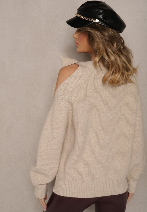 Renee - Beżowy Sweter z Ozdobnym Wiązaniem i Wycięciem na Ramieniu Eledi. Okazja: na co dzień, na spacer. Kolor: beżowy. Długość rękawa: długi rękaw. Długość: długie. Styl: klasyczny, casual, elegancki