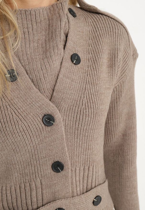 Born2be - Ciemnobeżowy Kardigan o Klasycznym Kroju Zdobiony Paskiem z Guzikami Tilirae. Okazja: na co dzień, na spotkanie biznesowe. Kolor: beżowy. Materiał: jeans. Wzór: aplikacja. Styl: klasyczny