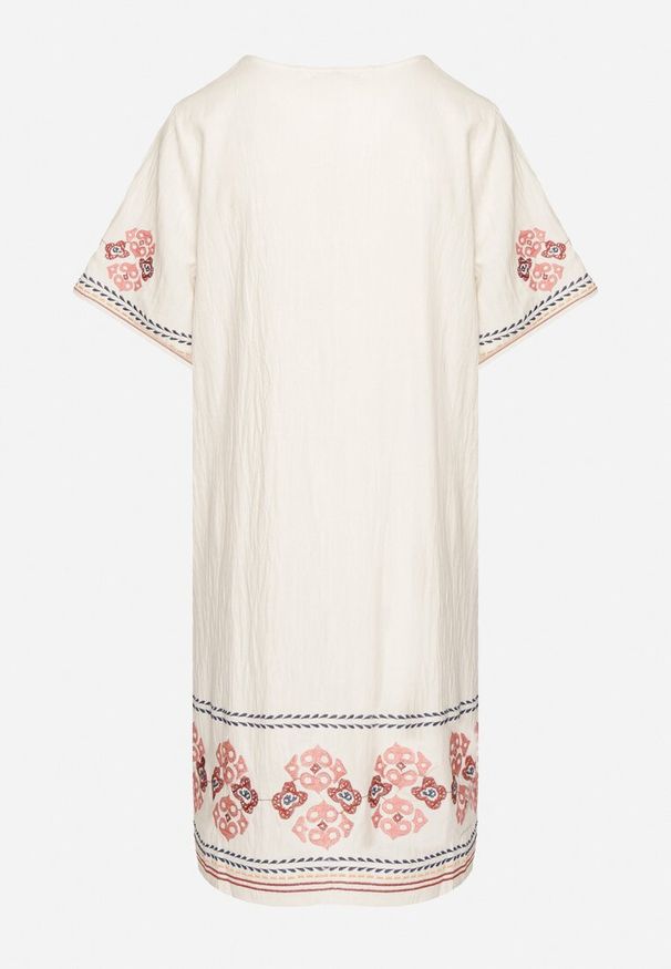 Born2be - Czerwona Sukienka Bawełniana o Pudełkowym Fasonie Ozdobiona Haftami Tirkio. Okazja: na co dzień. Typ kołnierza: dekolt w kształcie V. Kolor: czerwony. Materiał: bawełna. Wzór: aplikacja, haft. Styl: casual, elegancki