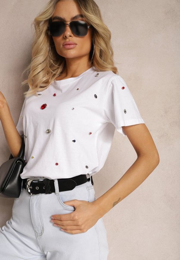 Renee - Biały T-shirt z Cyrkoniami w Różnych Kolorach Varcia. Okazja: na co dzień. Kolor: biały. Materiał: jeans. Styl: elegancki, casual