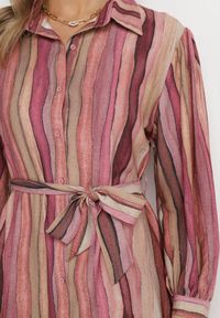 Born2be - Różowa Koszulowa Sukienka Midi w Paski Adeep. Kolor: różowy. Materiał: materiał. Wzór: paski. Typ sukienki: koszulowe. Styl: elegancki. Długość: midi #3