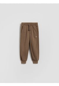 Reserved - Bawełniane spodnie jogger - brązowy. Kolor: brązowy. Materiał: bawełna #1