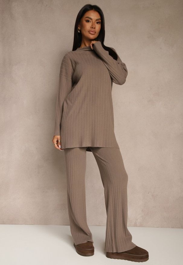 Renee - Ciemnobeżowy Komplet z Dzianiny z Bawełną Spodnie Wide Leg i Sweter Lanneia. Kolekcja: plus size. Kolor: beżowy. Materiał: bawełna, dzianina
