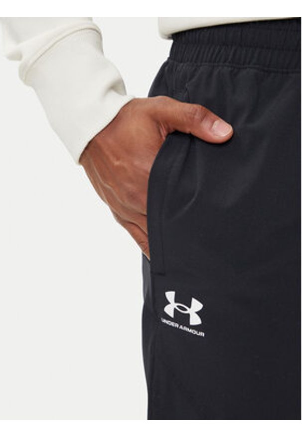 Under Armour Spodnie dresowe UA Vibe Woven 1386557 Czarny Regular Fit. Kolor: czarny. Materiał: syntetyk