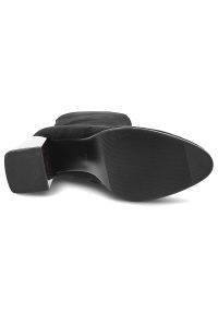 Czarne Botki Goodin Wygodne Obuwie Damskie Zapinane Na Suwak. Okazja: na co dzień, na spotkanie biznesowe. Zapięcie: zamek. Kolor: czarny. Szerokość cholewki: normalna. Wzór: geometria. Materiał: zamsz. Obcas: na obcasie. Styl: elegancki, klasyczny, biznesowy, wizytowy, casual. Wysokość obcasa: średni #7