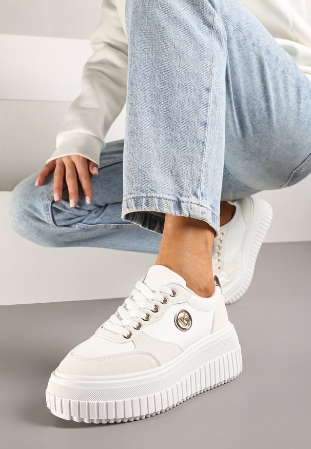 Born2be - Białe Sneakersy Vices na Grubej Podeszwie z Metaliczną Ozdobą i Sznurowaniem Niliri. Nosek buta: okrągły. Zapięcie: sznurówki. Kolor: biały. Materiał: jeans. Wzór: aplikacja