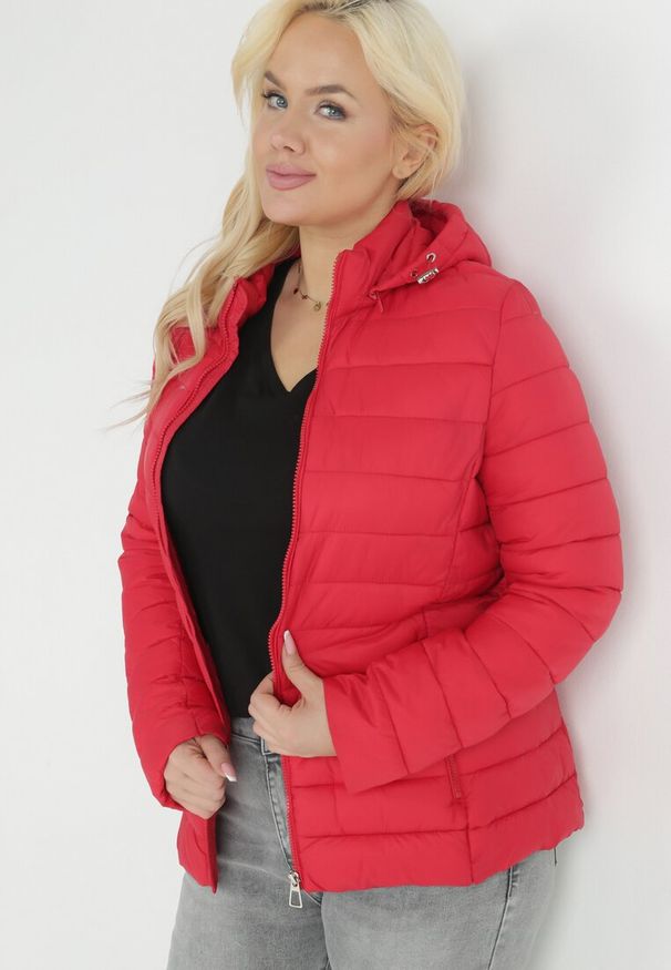 Born2be - Czerwona Kurtka Pikowana Stelle. Okazja: na co dzień. Kolekcja: plus size. Kolor: czerwony. Długość: długie. Wzór: gładki. Materiał: materiał, tkanina. Długość rękawa: długi rękaw. Sezon: jesień, zima. Styl: casual