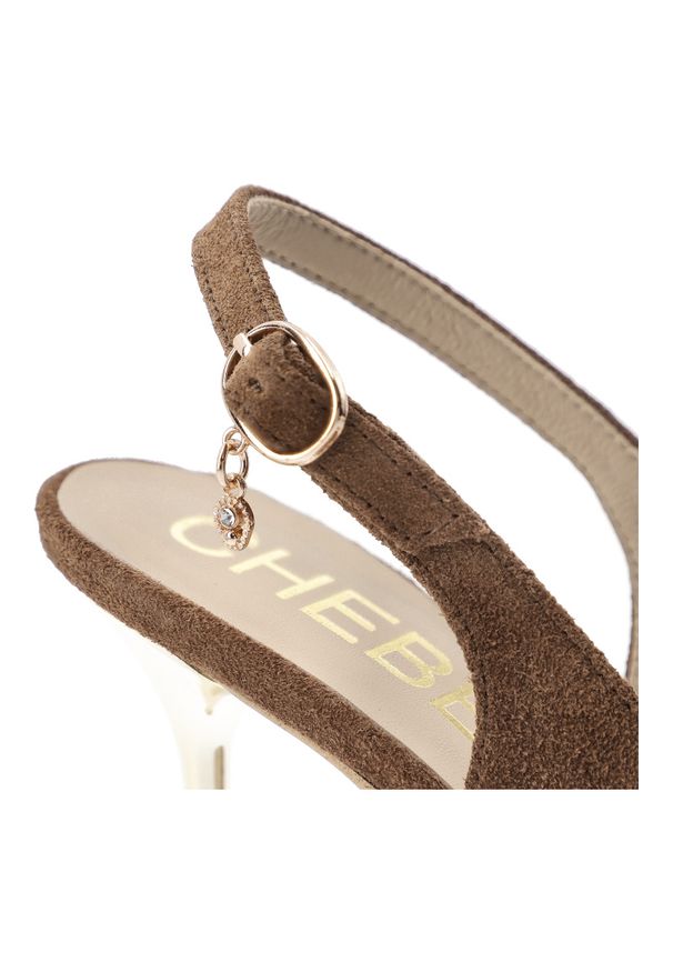 CheBello - Czółenka damskie Chebello, cholewka ze skóry naturalnej welurowej z odkrytą piętą i smukłym noskiem ozdobione metaliczną klamrą osadzone na cienkim o. Zapięcie: klamry. Kolor: brązowy. Materiał: skóra, welur. Szerokość cholewki: normalna. Wzór: aplikacja. Styl: elegancki, klasyczny, wizytowy