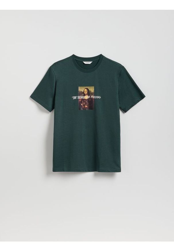 Reserved - T-shirt regular z nadrukiem - ciemnozielony. Kolor: zielony. Materiał: bawełna, dzianina. Wzór: nadruk