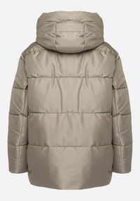 Born2be - Zielona Pikowana Kurtka Mocno Ocieplana Zdobiona Naszywką Leanith. Okazja: na co dzień. Kolekcja: plus size. Kolor: zielony. Długość: długie. Wzór: aplikacja. Materiał: jeans. Długość rękawa: długi rękaw. Sezon: jesień, zima. Styl: casual, elegancki #6