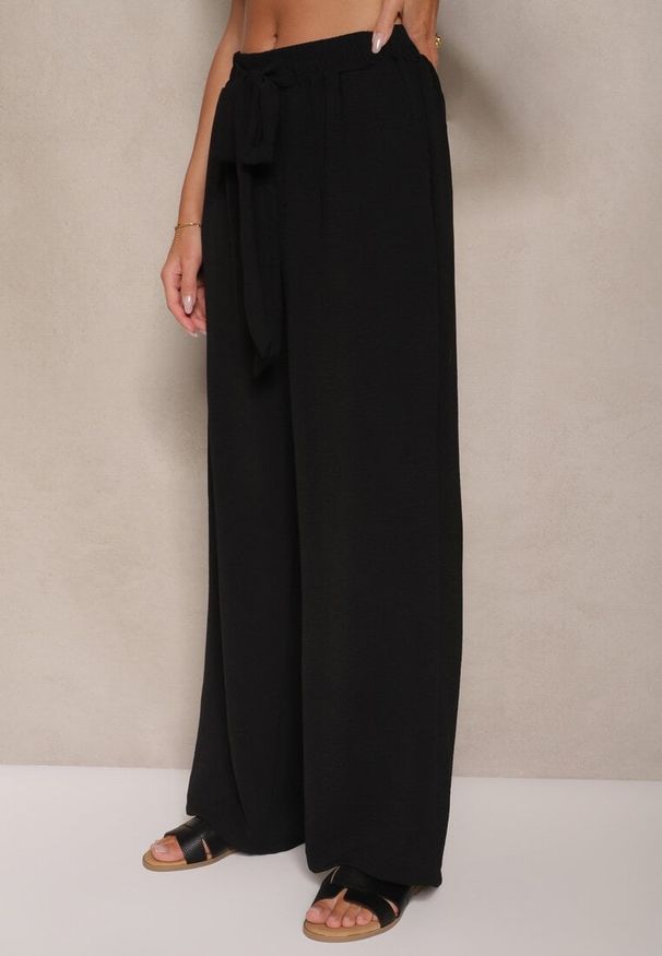 Renee - Czarne Spodnie z Wiskozą o Szerokim Kroju z Wiązanym Paskiem Zileindra. Okazja: na co dzień. Stan: podwyższony. Kolor: czarny. Materiał: wiskoza. Styl: casual, elegancki, klasyczny