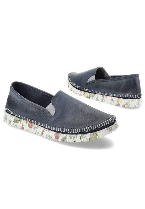 Niebieskie Wygodne Półbuty Maciejka Modne Buty Damskie. Okazja: na co dzień, na spacer. Zapięcie: bez zapięcia. Kolor: niebieski. Materiał: skóra, guma. Wzór: kwiaty. Sezon: wiosna. Styl: casual