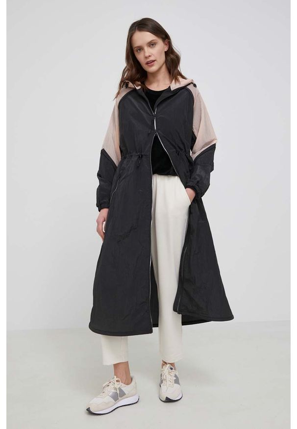 Woolrich kurtka damska kolor czarny przejściowa. Kolor: czarny. Materiał: materiał. Długość rękawa: raglanowy rękaw