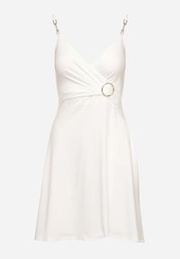 Born2be - Biała Sukienka z Klamrą na Ramiączkach Ozdobionych Łańcuszkami Kirenthya. Typ kołnierza: dekolt kopertowy. Kolor: biały. Długość rękawa: na ramiączkach. Wzór: aplikacja. Typ sukienki: kopertowe #3