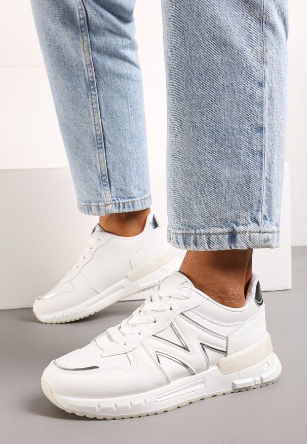 Born2be - Białe Sznurowane Sneakersy na Płaskiej Podeszwie z Metalicznym Wykończeniem Vivamarie. Nosek buta: okrągły. Zapięcie: sznurówki. Kolor: biały. Obcas: na płaskiej podeszwie. Wysokość obcasa: niski
