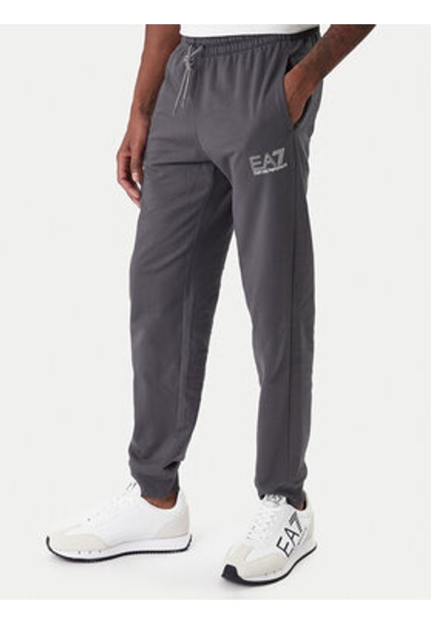 EA7 Emporio Armani Dres 7M001318 AF13512 U8111 Szary Regular Fit. Kolor: szary. Materiał: bawełna