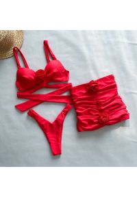 Intica - Strój kąpielowy z pareo i różami 3D na plażę Damhnait. Kolor: czerwony. Materiał: materiał. Wzór: aplikacja #1