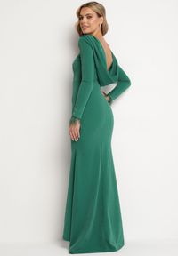 Born2be - Ciemnozielona Taliowana Sukienka z Długim Rękawem z Piórami i Odkrytymi Plecami Emelira. Kolor: zielony. Materiał: skóra. Długość rękawa: długi rękaw. Wzór: aplikacja. Styl: elegancki #4