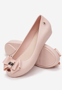 Born2be - Różowe Pudrowe Balerinki Laimeda. Nosek buta: okrągły. Zapięcie: bez zapięcia. Kolor: różowy. Materiał: guma. Wzór: aplikacja. Obcas: na koturnie #5