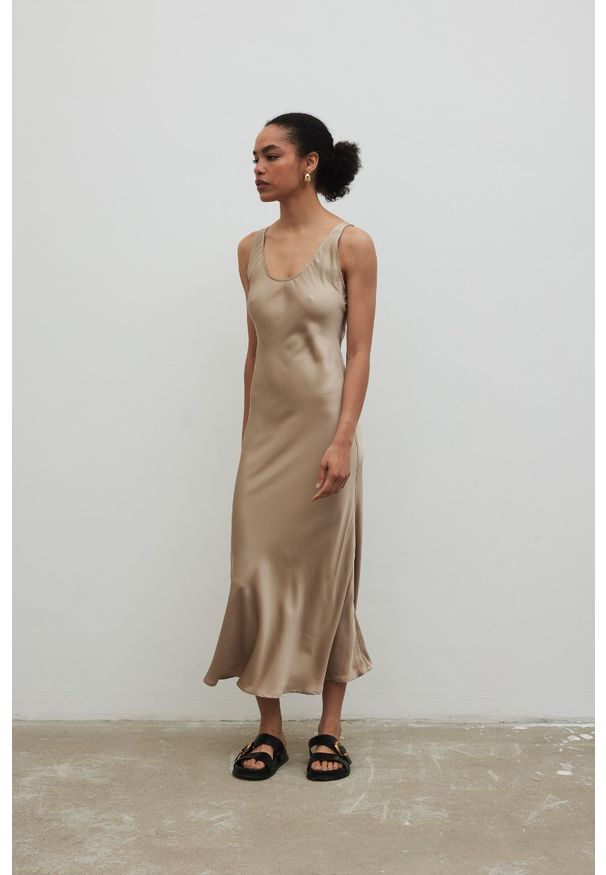Marsala - Satynowa sukienka na ramiączkach w kolorze BEIGE- ILUSION-XS. Okazja: na imprezę, na spacer. Materiał: satyna. Długość rękawa: na ramiączkach. Sezon: lato. Typ sukienki: proste, rozkloszowane. Styl: elegancki. Długość: maxi