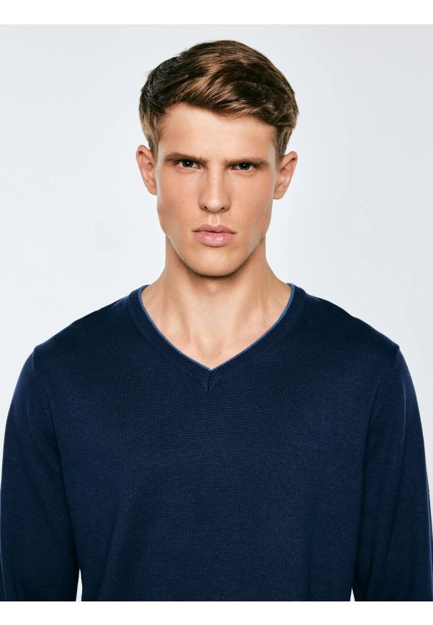 Big-Star - Sweter męski granatowy Vason 403. Typ kołnierza: dekolt w kształcie V. Kolor: niebieski. Materiał: dzianina, jeans, materiał. Styl: sportowy, klasyczny