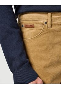 Wrangler - WRANGLER MĘSKIE SPODNIE MATERIAŁOWE TEXAS SLIM TIGERS EYE 112358039. Materiał: materiał