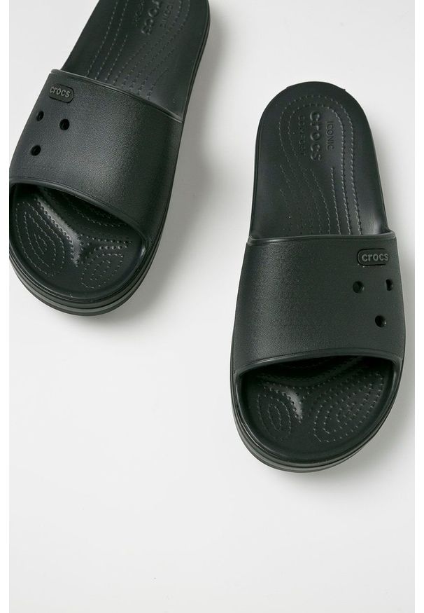 Crocs - Klapki. Kolor: czarny. Obcas: na platformie
