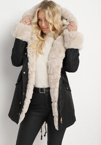 Born2be - Czarno-Beżowa Kurtka Parka z Futerkiem i Kapturem Aresja. Okazja: na co dzień. Kolor: czarny. Materiał: futro. Sezon: zima. Styl: casual #1