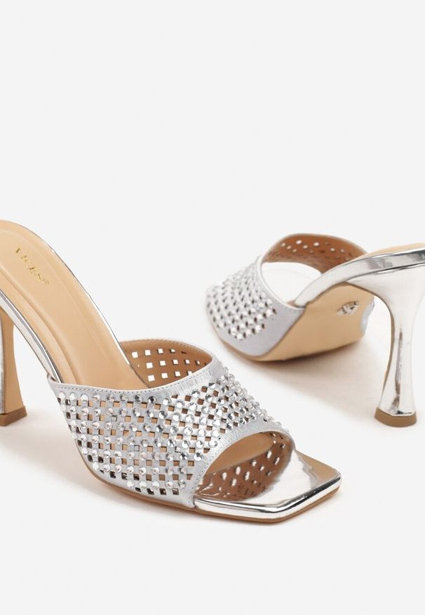 Renee - Srebrne Klapki na Szpilce Vices z Cyrkoniami Filathiela. Okazja: na randkę. Kolor: srebrny. Wzór: aplikacja. Obcas: na szpilce. Styl: elegancki