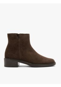 Ryłko - Ciemnobrązowe botki na obcasie ze skóry welurowej. Okazja: na co dzień. Nosek buta: okrągły. Zapięcie: zamek. Kolor: brązowy. Szerokość cholewki: normalna. Wysokość cholewki: za kostkę. Materiał: skóra, welur. Obcas: na obcasie. Styl: casual, street, klasyczny. Wysokość obcasa: średni #1