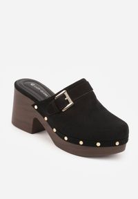 Born2be - Czarne Klapki Chodaki na Słupku z Imitacji Drewna Zdobione Nitami i Sprzączką Salona. Okazja: na co dzień. Kolor: czarny. Materiał: zamsz. Wzór: aplikacja. Sezon: lato. Obcas: na słupku. Styl: boho, wakacyjny, casual, klasyczny. Wysokość obcasa: średni #6