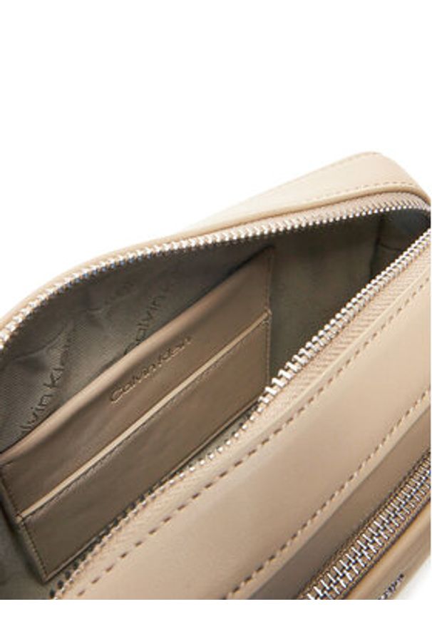 Calvin Klein Torebka Ck Must Convertible Camera Bag K60K612901 Beżowy. Kolor: beżowy. Materiał: skórzane