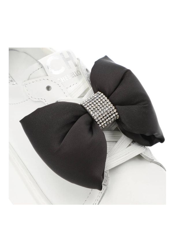 CheBello - Białe Sneakersy Chebello Modne Buty Damskie Z Kokardą. Kolor: biały. Materiał: skóra