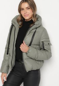 Born2be - Zielona Pikowana Kurtka Puffer z Kapturem i Ozdobnymi Taśmami Relania. Okazja: na co dzień, na spacer. Typ kołnierza: kaptur. Kolor: zielony. Materiał: skóra, poliester, dzianina. Styl: casual #6