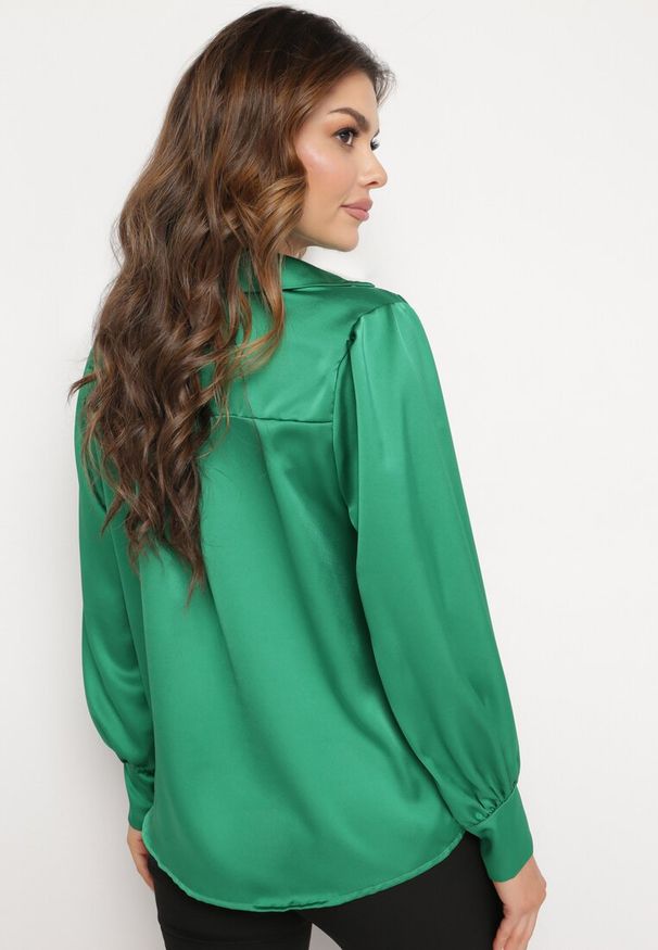 Born2be - Ciemnozielona Bluzka z Trójkątnym Dekoltem i Marszczeniami Nayala. Kolor: zielony. Wzór: aplikacja. Styl: elegancki