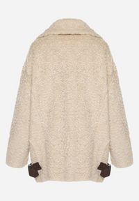 Born2be - Jasnobeżowa Kurtka z Futerka Typu Baranek o Dwurzędowym Kroju z Ozdobnymi Paskami Nikina. Okazja: na co dzień. Kolor: beżowy. Materiał: futro. Styl: elegancki, casual #5