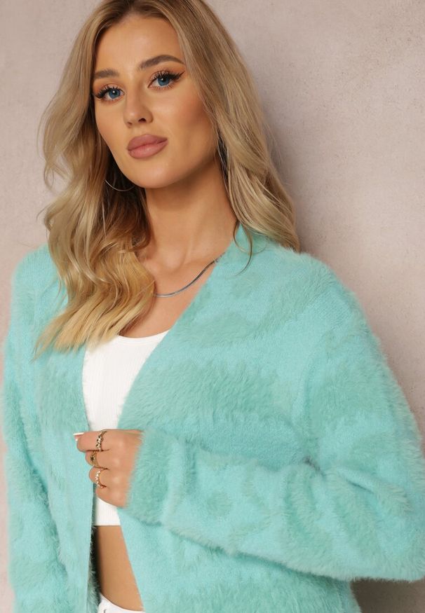 Renee - Zielony Długi Kardigan Puszysty Aborra. Kolekcja: plus size. Kolor: zielony. Materiał: tkanina, dzianina. Długość: długie. Wzór: aplikacja