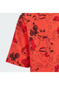 Adidas - Koszulka adidas x Disney Mickey Mouse. Kolor: czerwony, wielokolorowy, czarny. Materiał: bawełna. Wzór: motyw z bajki. Sport: joga i pilates