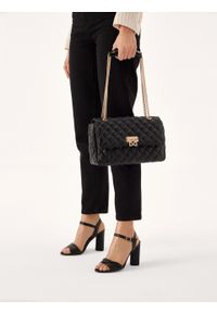 Kazar - Czarna pikowana torebka z łańcuchem. Kolor: czarny. Wzór: gładki. Materiał: skórzane. Styl: casual. Rodzaj torebki: na ramię #7