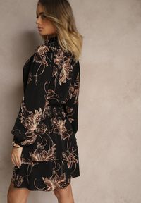 Renee - Czarna Sukienka Rozkloszowana z Gumką w Talii Abstrakcyjnym Wzorem i Falbankami Zinraelle. Typ kołnierza: kołnierz z falbankami. Kolor: czarny. Materiał: skóra
