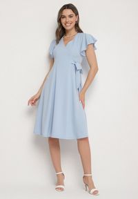 Born2be - Jasnoniebieska Rozkloszowana Sukienka Kopertowa z Wiązaniem w Talii Dannila. Kolor: niebieski. Wzór: aplikacja. Typ sukienki: kopertowe #1
