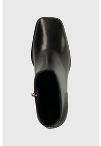 Guess botki skórzane YORK damskie kolor czarny na słupku FL8YOK LEA10. Kolor: czarny. Materiał: skóra. Obcas: na słupku. Wysokość obcasa: średni #3