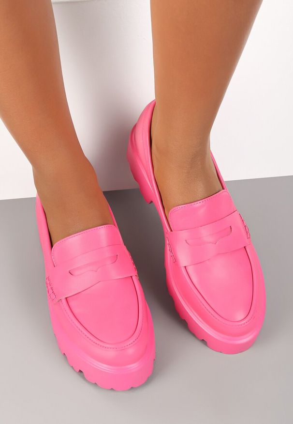 Renee - Fuksjowe Mokasyny Dansitu. Nosek buta: okrągły. Kolor: różowy. Materiał: zamsz. Wzór: jednolity, aplikacja. Styl: retro