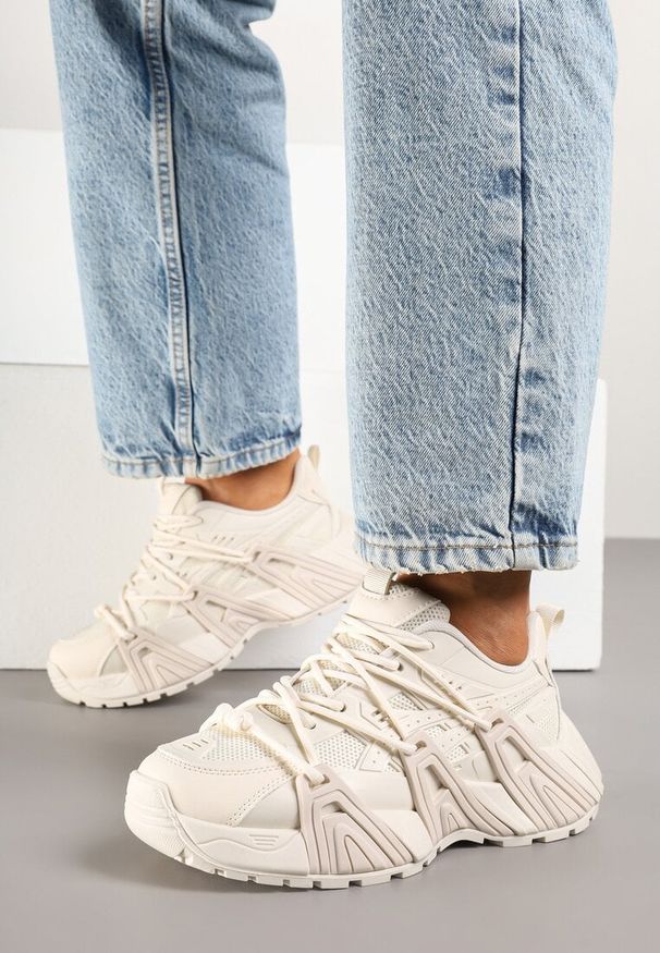 Renee - Beżowe Sneakersy Ozdobione Tłoczonym Wzorem Sanalitia. Okazja: na co dzień. Kolor: beżowy. Materiał: jeans, skóra. Wzór: aplikacja