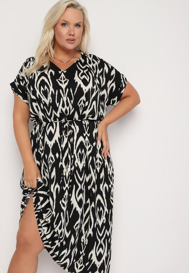 Born2be - Czarna Rozkloszowana Sukienka z Koszulową Górą i Materiałowym Paskiem w Talii Jasefia. Okazja: na co dzień. Kolekcja: plus size. Kolor: czarny. Materiał: materiał. Wzór: aplikacja. Typ sukienki: koszulowe. Styl: casual